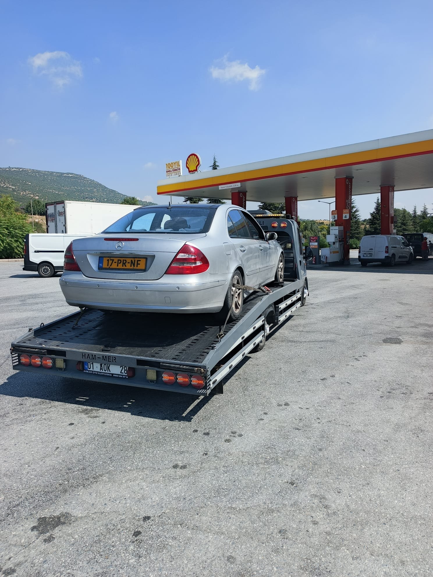ÇEKKURTAR 01 çekicisi araç taşırken